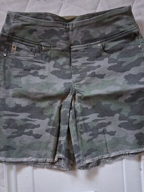Belle By Kim Gravel 8" Cammo Shorts, Sz 10 [#252f]